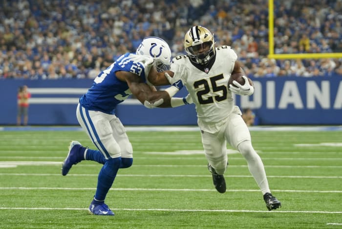 Indianapolis Colts linebacker Shaquille Leonard (53) tries to tackle New Orleans Saints running back Kendre Miller (25). © Clark Wade/IndyStar / USA TODAY NETWORK